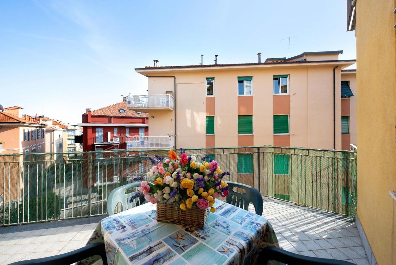 Trilocale Mazzini Con 2 Balconi Apartment Varazze Bagian luar foto